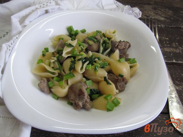 фото рецепта: Теплый салат из куриной печени с пастой