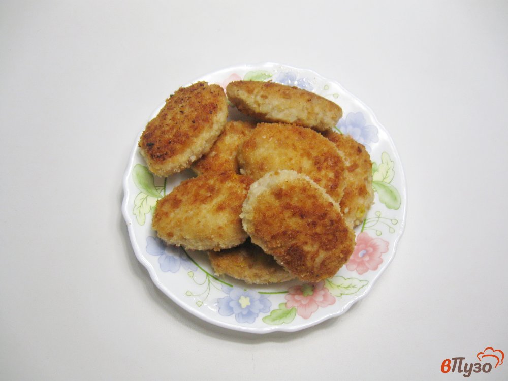 Фото приготовление рецепта: Котлеты из курицы и свинины с кукурузой шаг №4