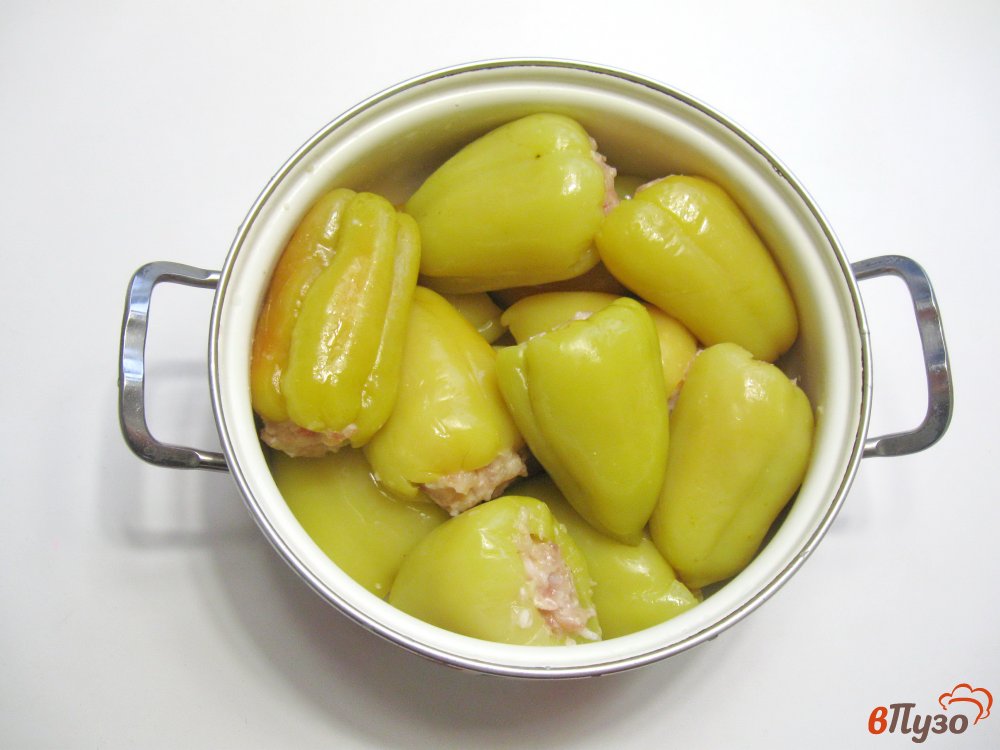 Фото приготовление рецепта: Перец, фаршированный мясом и рисом в сметане шаг №4
