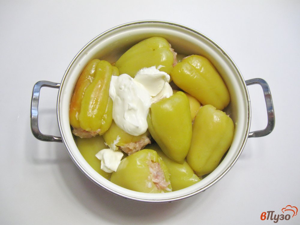 Фото приготовление рецепта: Перец, фаршированный мясом и рисом в сметане шаг №5