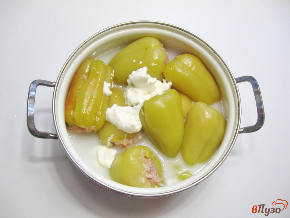 Фото приготовление рецепта: Перец, фаршированный мясом и рисом в сметане шаг №6