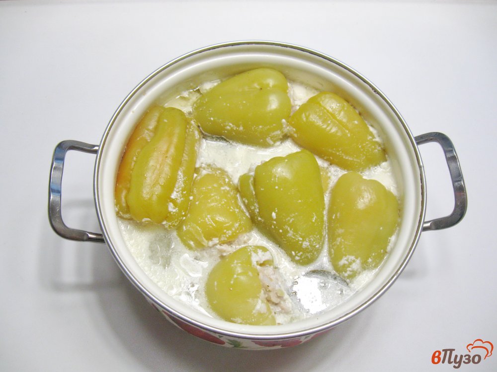 Фото приготовление рецепта: Перец, фаршированный мясом и рисом в сметане шаг №7