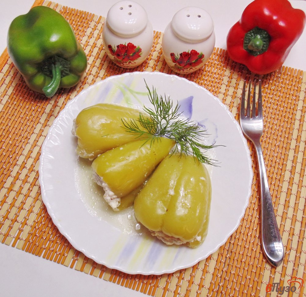Фото приготовление рецепта: Перец, фаршированный мясом и рисом в сметане шаг №8