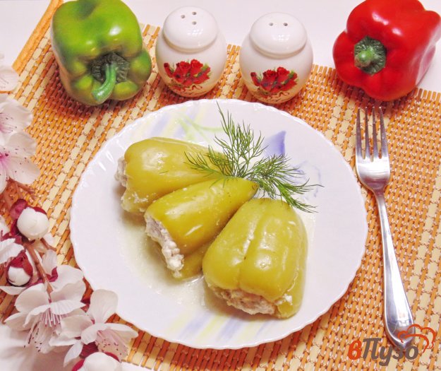 фото рецепта: Перец, фаршированный мясом и рисом в сметане