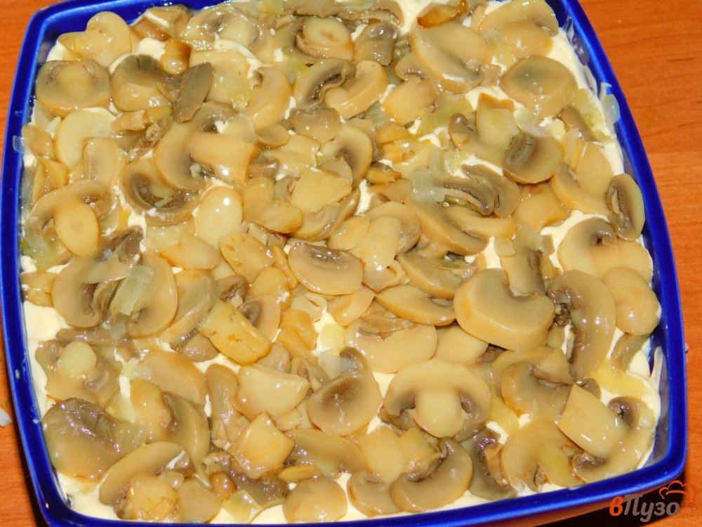 Фото приготовление рецепта: Салат с курицей и маринованными огурцами шаг №4