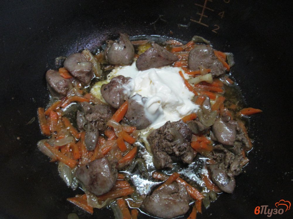 Фото приготовление рецепта: Куриная печень с огурцами и сыром в мультиварке шаг №3