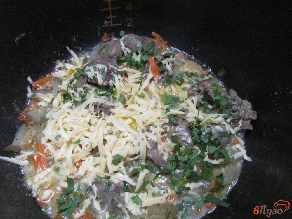 Фото приготовление рецепта: Куриная печень с огурцами и сыром в мультиварке шаг №5