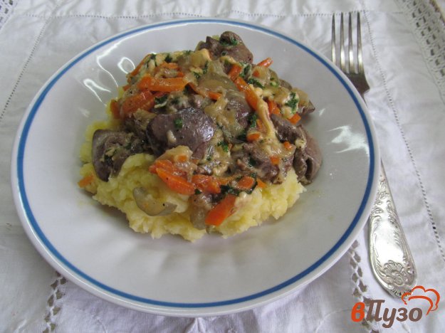 фото рецепта: Куриная печень с огурцами и сыром в мультиварке