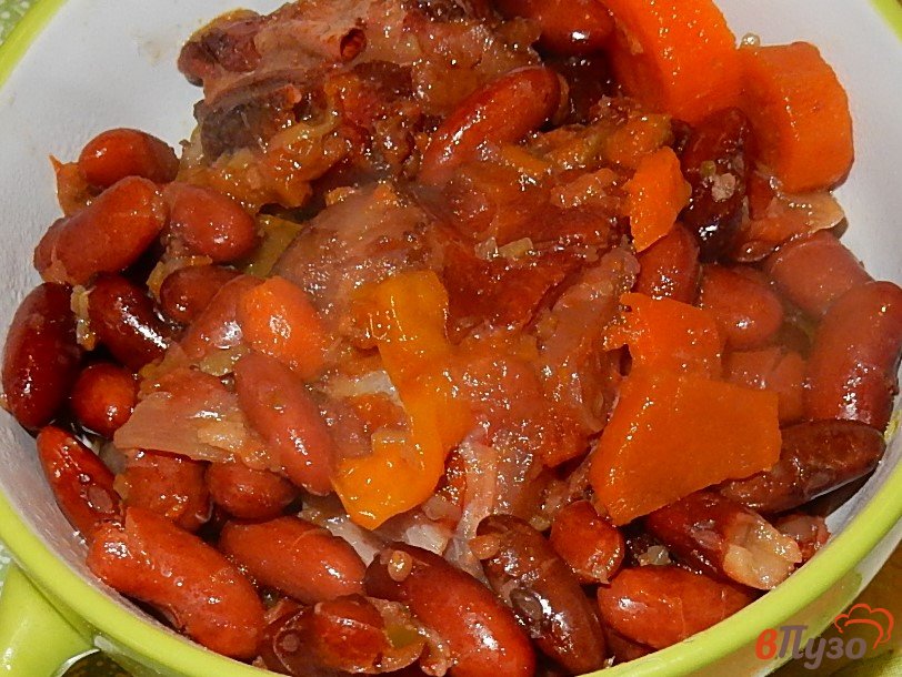 Фото приготовление рецепта: Фасоль с копчеными ребрышками и овощами шаг №9