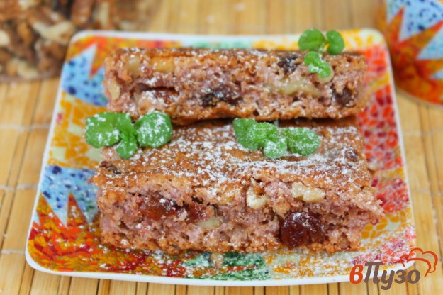 фото рецепта: Постная малиновая коврижка с изюмом, медом и орехами