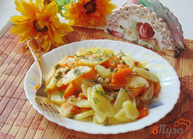 фото рецепта: Жареный картофель с тыквой и зеленым горошком
