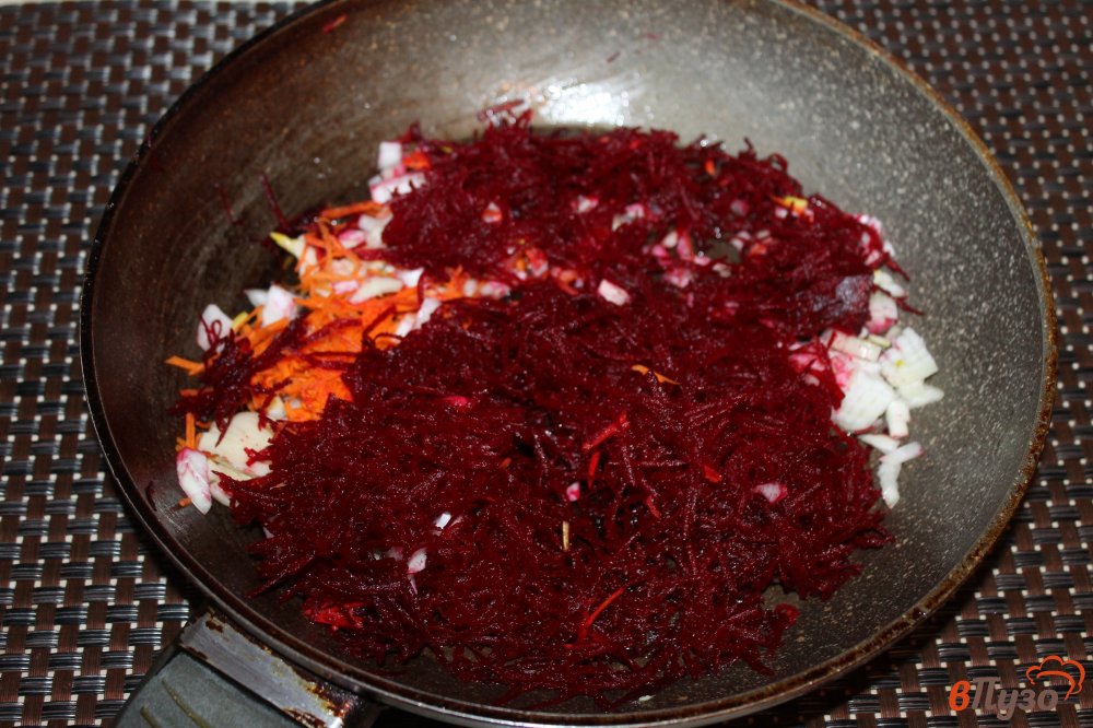 Фото приготовление рецепта: Свекольный борщ без мяса на бульоне шаг №4