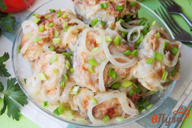 фото рецепта: Жареный минтай с луком и сметаной
