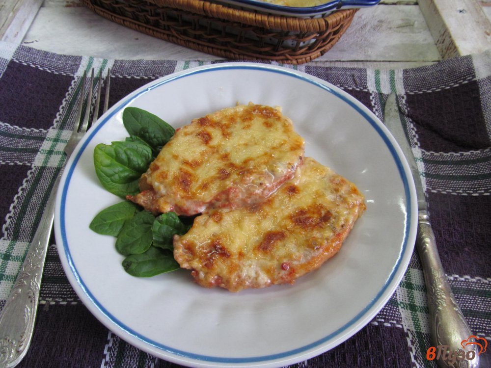 Фото приготовление рецепта: Мясо запеченное под сметанным соусом и сыром шаг №8