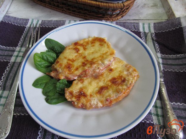 фото рецепта: Мясо запеченное под сметанным соусом и сыром