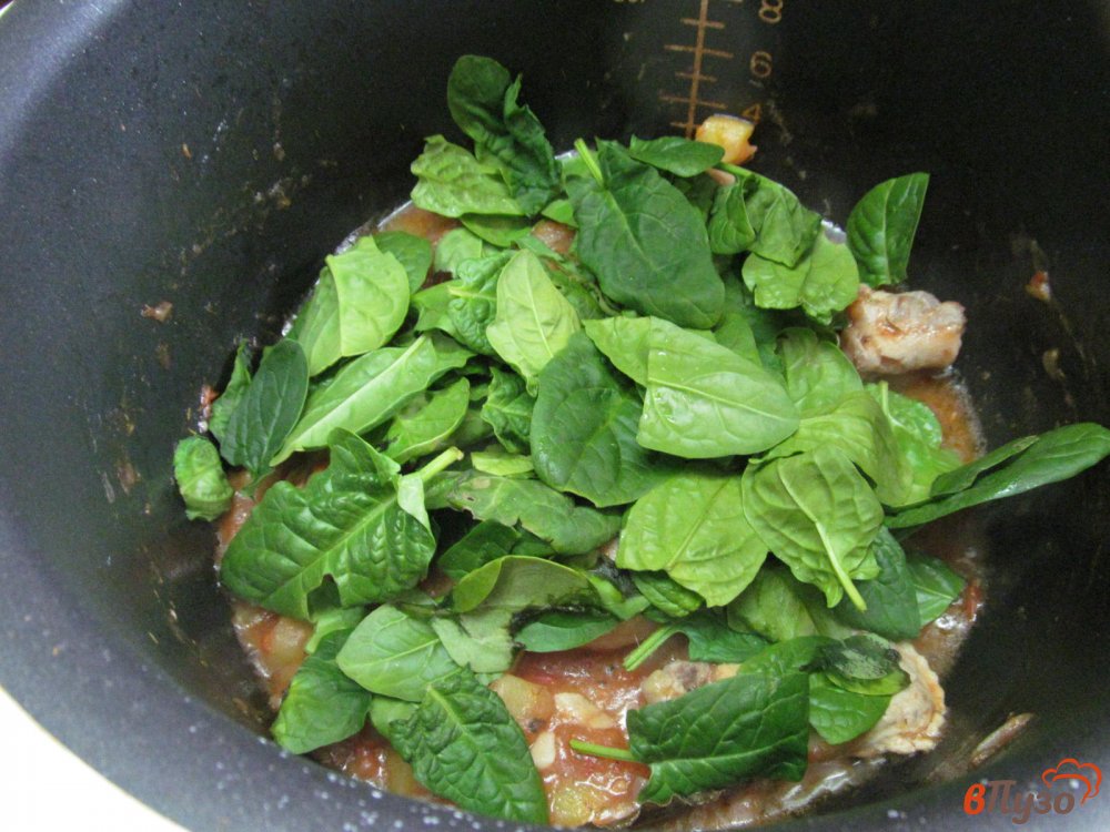 Фото приготовление рецепта: Жареная курица с картофелем в мультиварке шаг №6