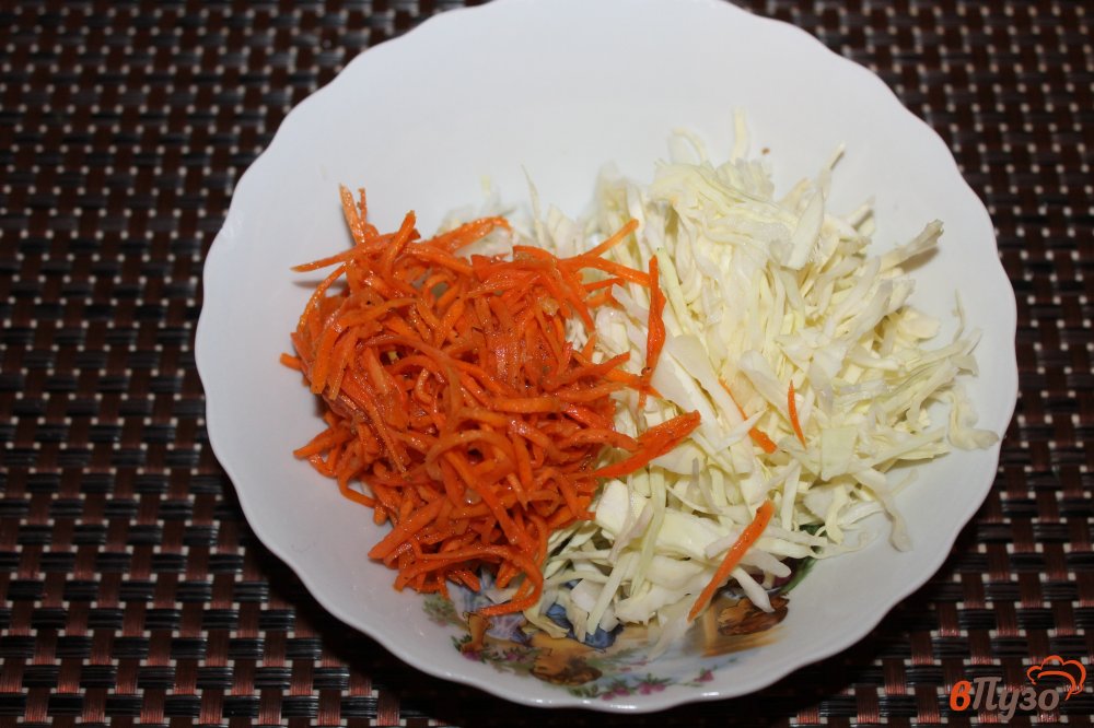 Фото приготовление рецепта: Салат из пекинской капусты с копченой курицей и маслинами шаг №2