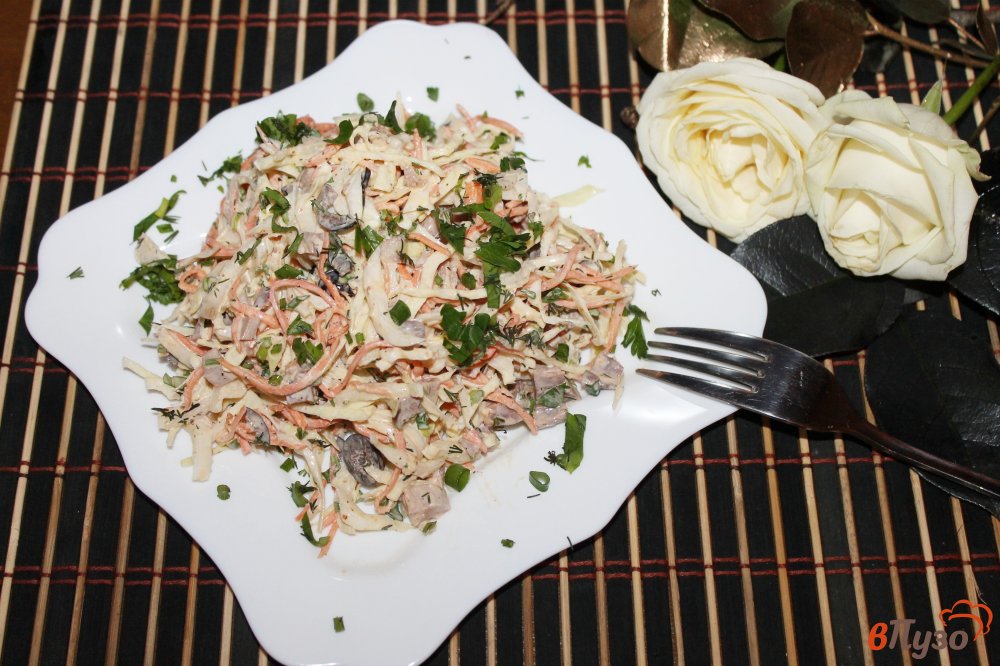 Фото приготовление рецепта: Салат из пекинской капусты с копченой курицей и маслинами шаг №6