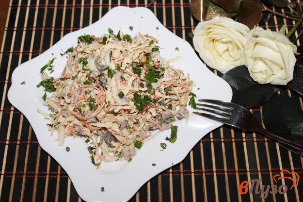 фото рецепта: Салат из пекинской капусты с копченой курицей и маслинами