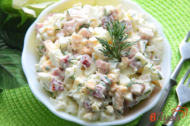 фото рецепта: Салат с грудинкой, сыром и яйцами