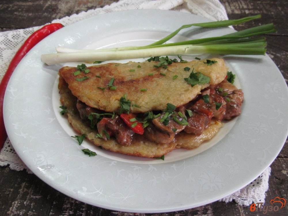 Фото приготовление рецепта: Драник с мясом и овощами шаг №12