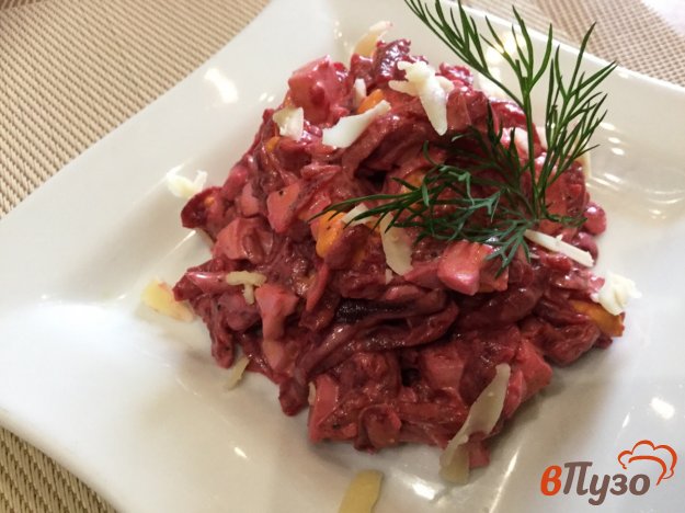 фото рецепта: Свекольный салат с яйцами и сыром