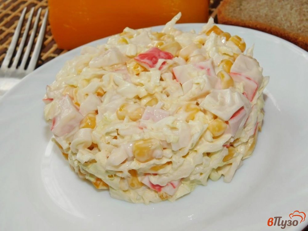 Фото приготовление рецепта: Салат с кукурузой и крабовыми палочками шаг №4