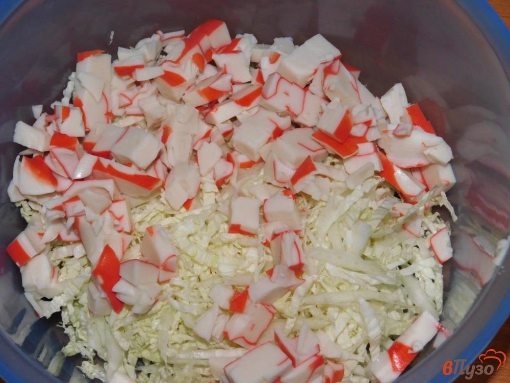 Фото приготовление рецепта: Салат с кукурузой и крабовыми палочками шаг №2