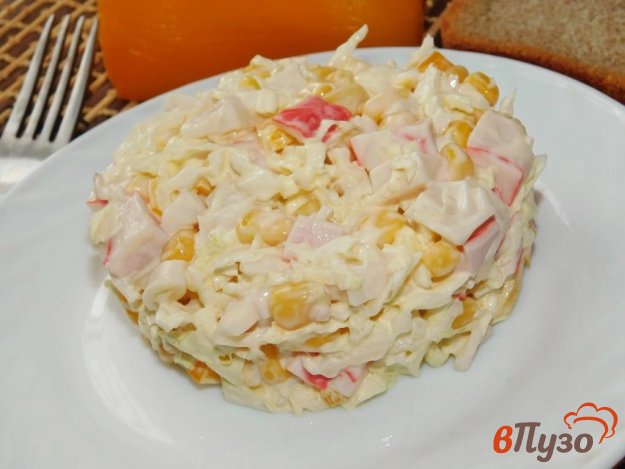 фото рецепта: Салат с кукурузой и крабовыми палочками