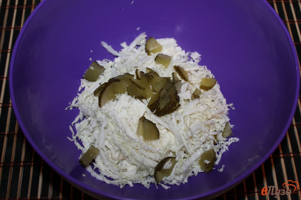 Фото приготовление рецепта: Салат из пекинской капусты с мясом и помидорами шаг №2