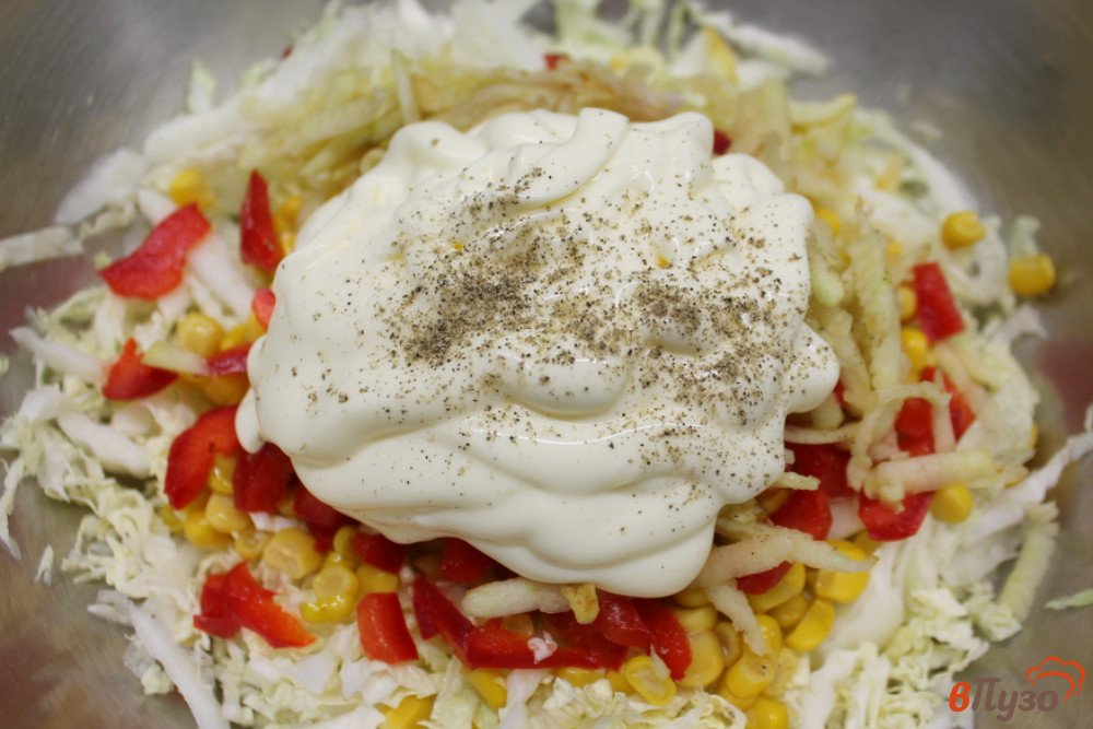 Фото приготовление рецепта: Салат из пекинской капусты с кукурузой, яблоком и перцем шаг №5