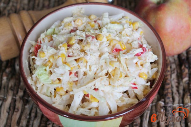 фото рецепта: Салат из пекинской капусты с кукурузой, яблоком и перцем
