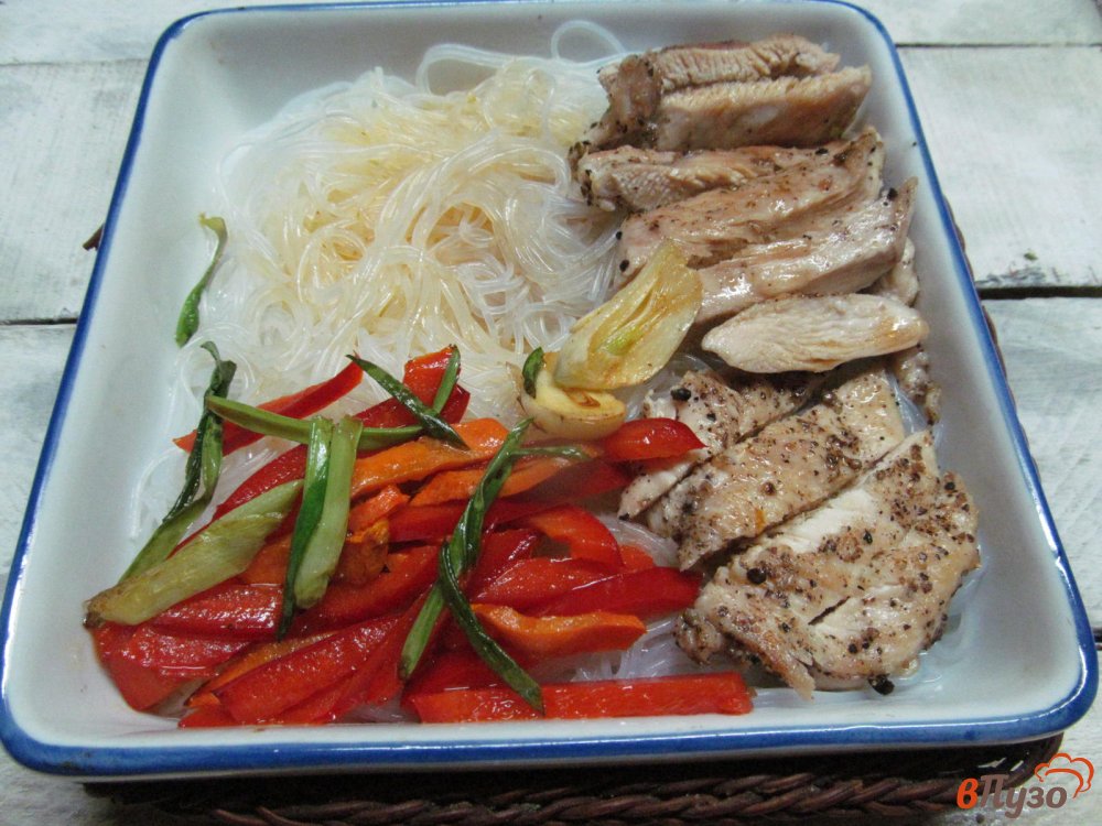 Фото приготовление рецепта: Фунчоза с куриной грудкой и болгарским перцем шаг №5