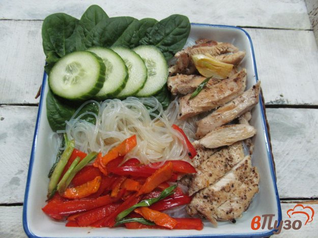 фото рецепта: Фунчоза с куриной грудкой и болгарским перцем