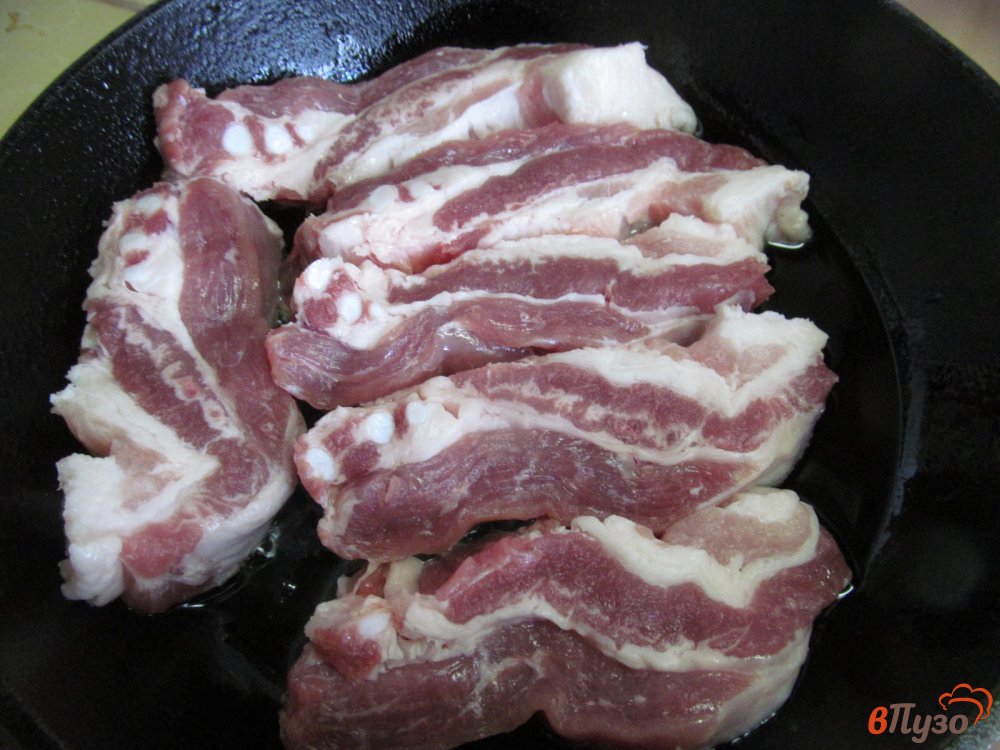 Фото приготовление рецепта: Тушеная капуста с ребрами и грибами шаг №1
