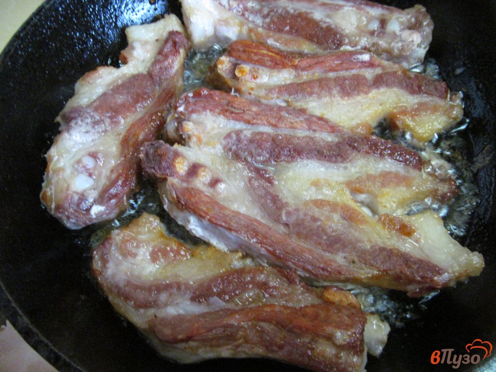 Фото приготовление рецепта: Тушеная капуста с ребрами и грибами шаг №2
