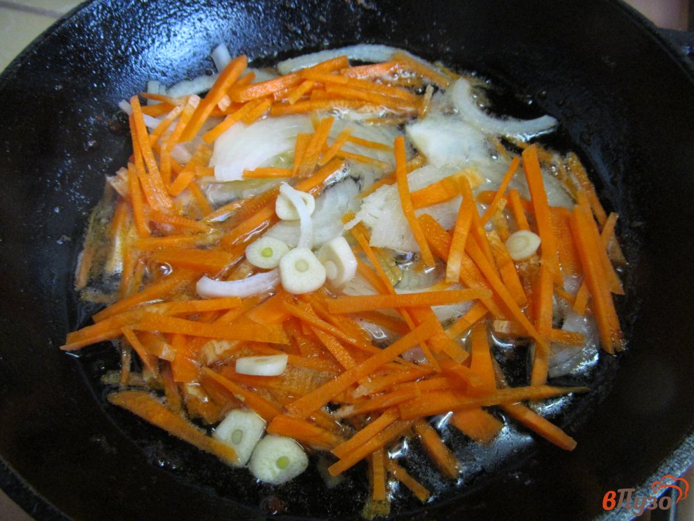 Фото приготовление рецепта: Тушеная капуста с ребрами и грибами шаг №4