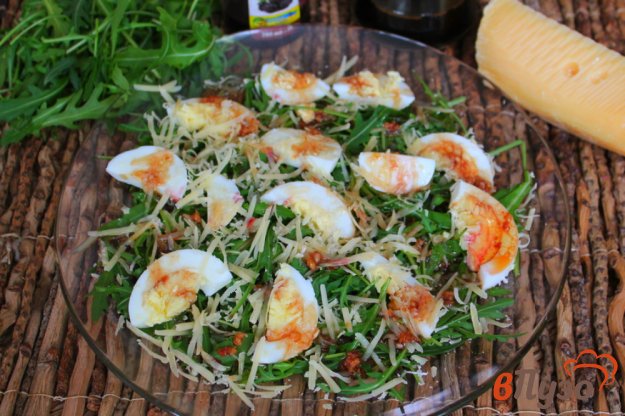 фото рецепта: Руккола с яйцом и сыром