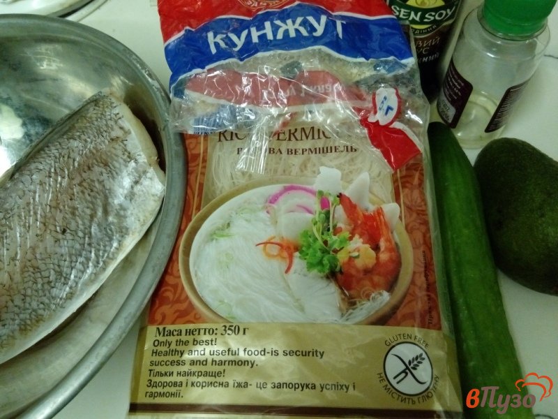 Фото приготовление рецепта: Фунчоза с филе трески, огурцом и авокадо шаг №1
