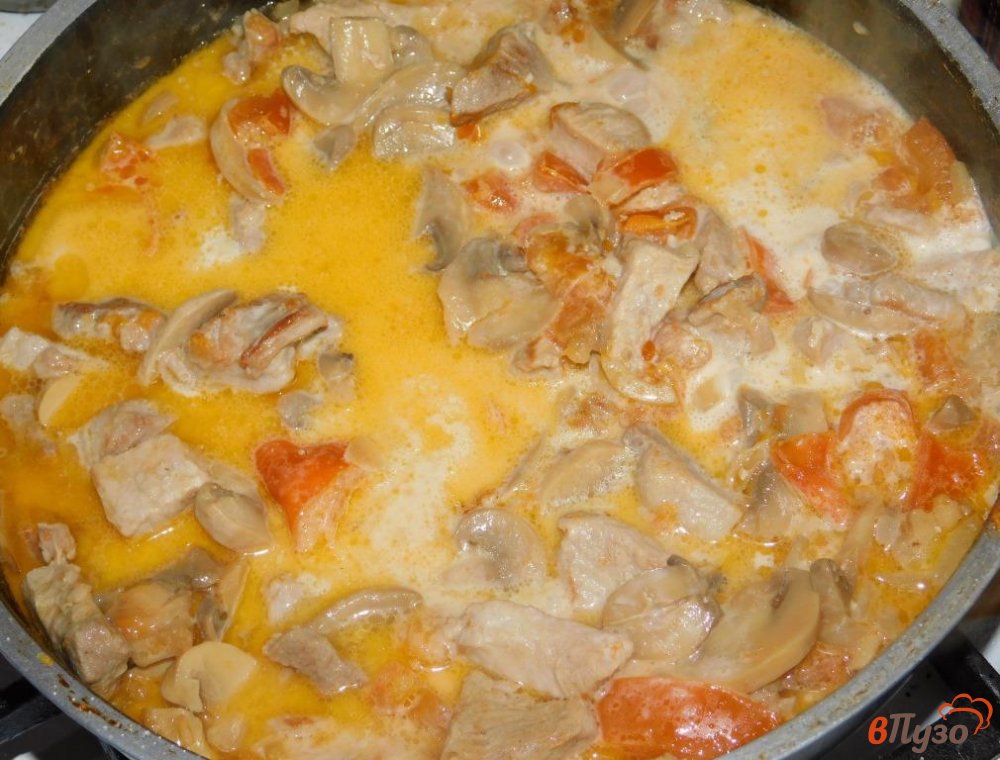 Фото приготовление рецепта: Свинина с грибами и овощами, тушеная в сливках шаг №4