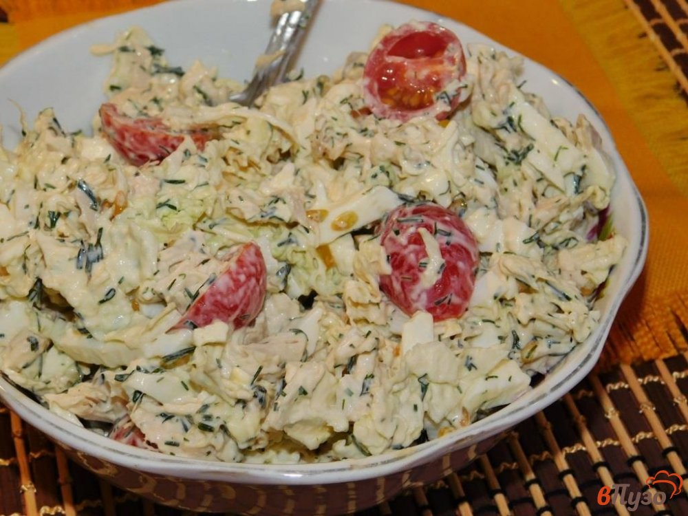 Фото приготовление рецепта: Салат с курицей, помидорами и пекинской капустой шаг №4
