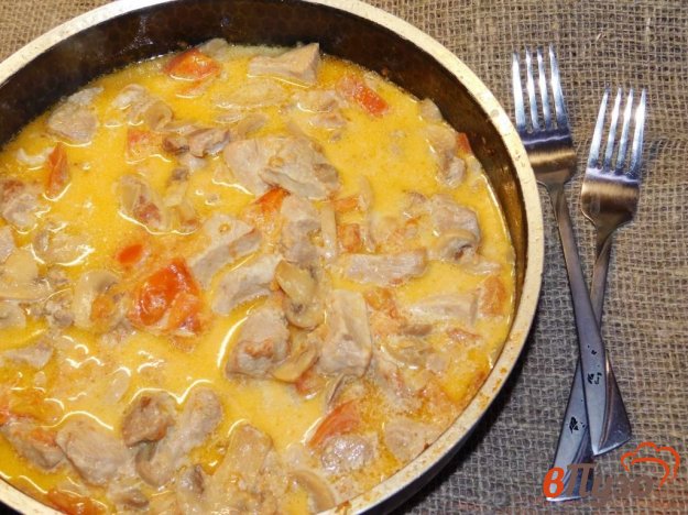 фото рецепта: Свинина с грибами и овощами, тушеная в сливках