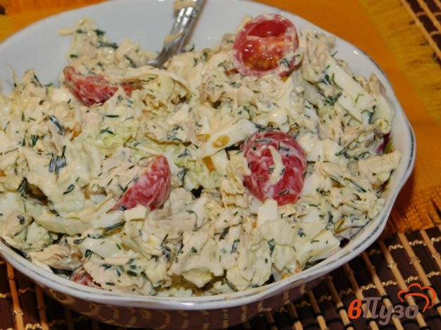 фото рецепта: Салат с курицей, помидорами и пекинской капустой