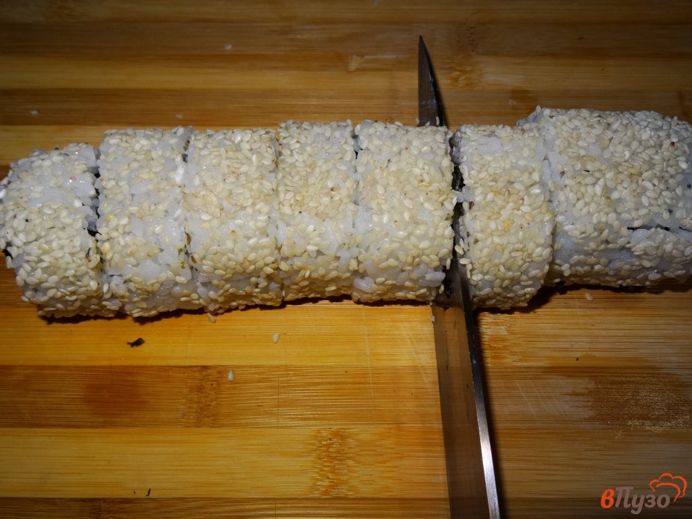 Фото приготовление рецепта: Ролл с шапкой из крабового мяса шаг №9