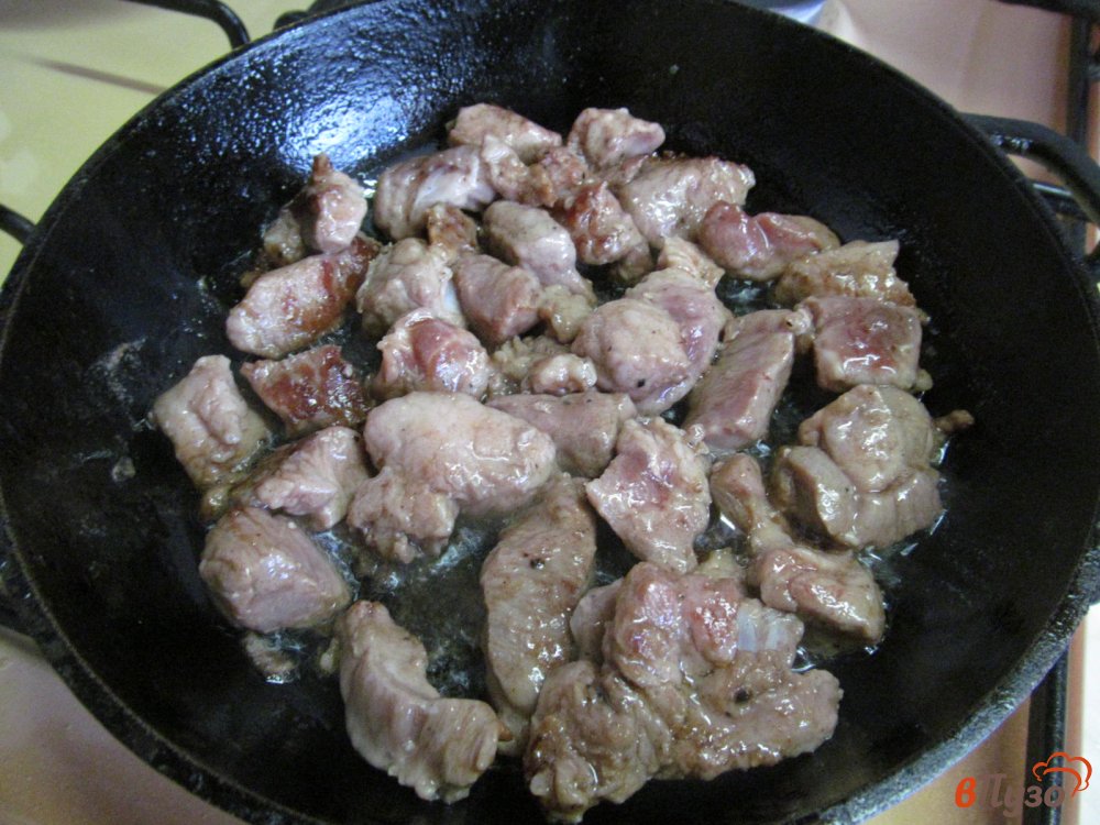 Фото приготовление рецепта: Мясо с овощами и пампушками шаг №5