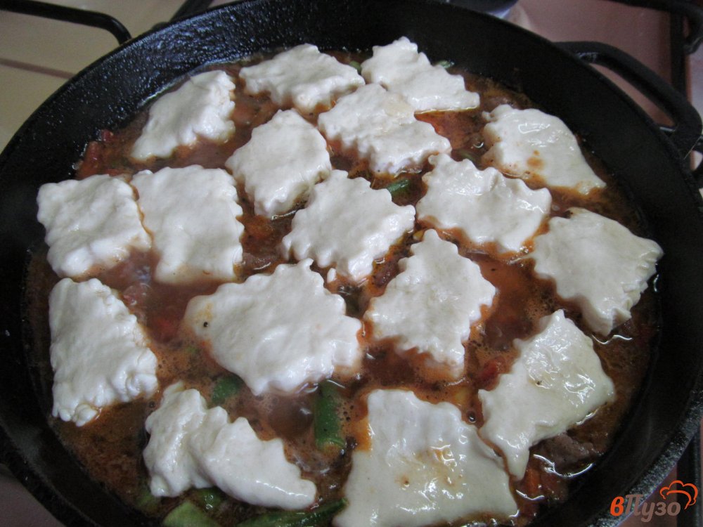 Фото приготовление рецепта: Мясо с овощами и пампушками шаг №10