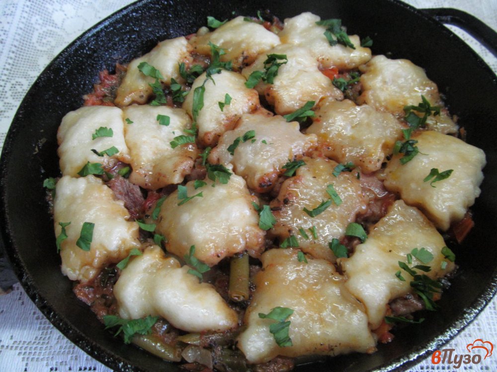 Фото приготовление рецепта: Мясо с овощами и пампушками шаг №11
