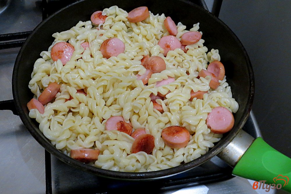 Фото приготовление рецепта: Макароны с яйцом и сосисками шаг №5