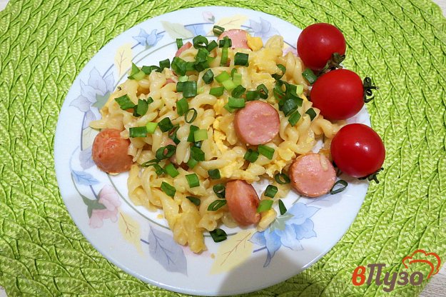 фото рецепта: Макароны с яйцом и сосисками