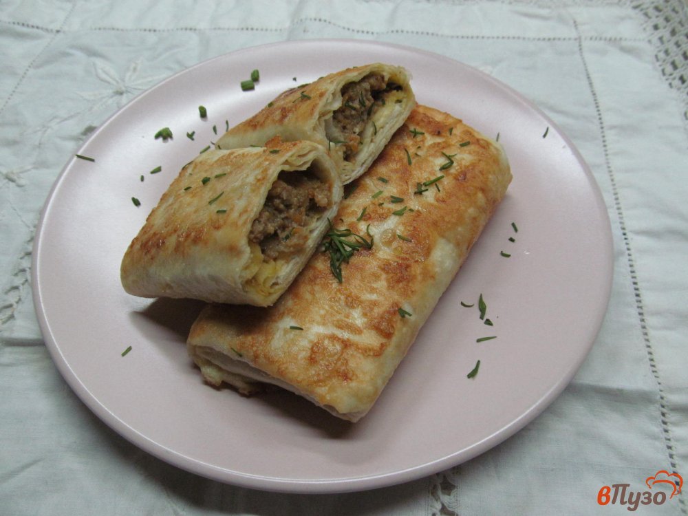 Фото приготовление рецепта: Пирожки с мясной начинкой в лаваше шаг №10